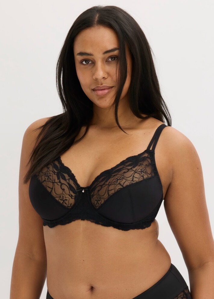 Schwarzes Dessous-Set mit zarter Spitze, bestehend aus BH und Höschen.
