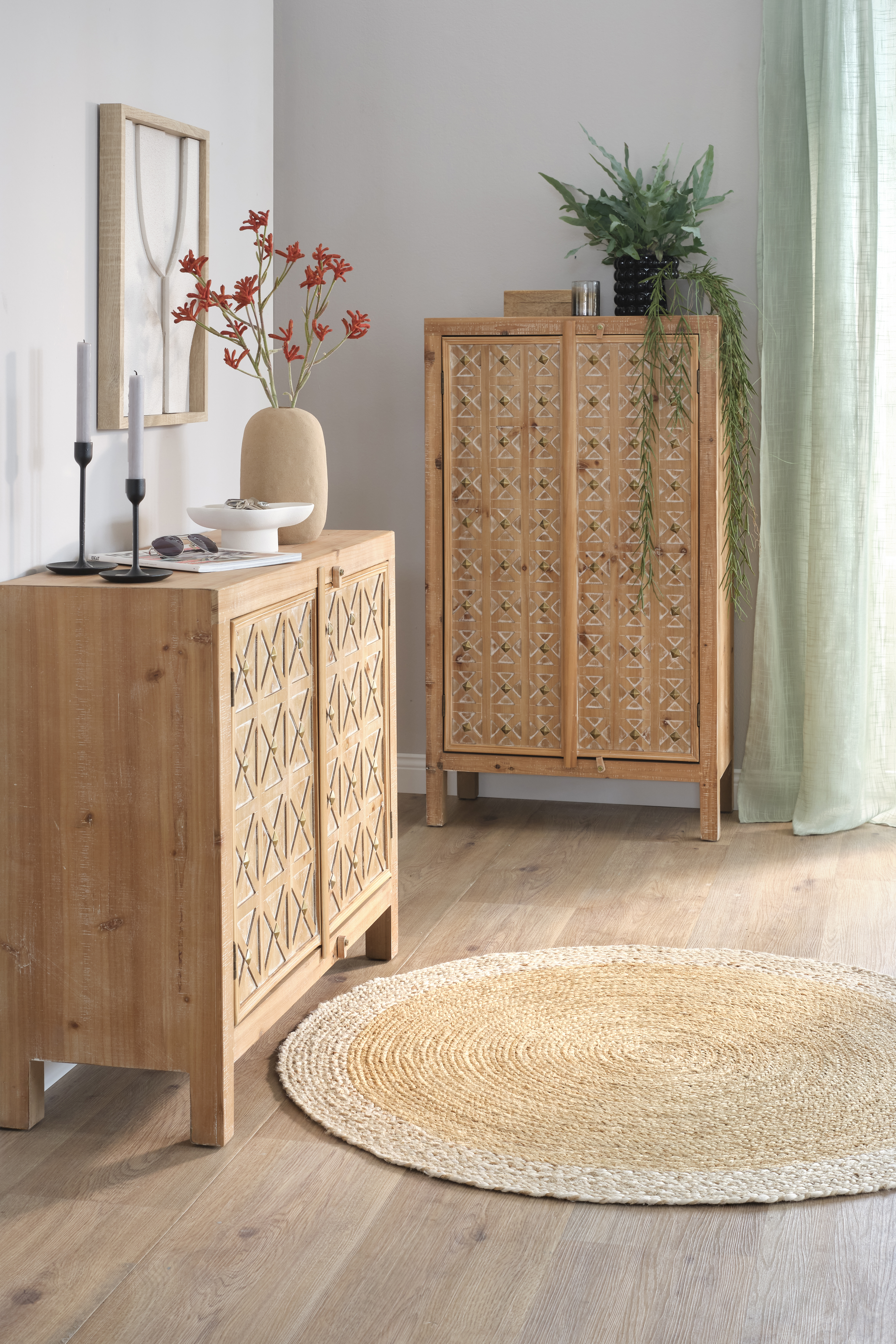 Gemütliches Interieur mit hellen Holzmöbeln.