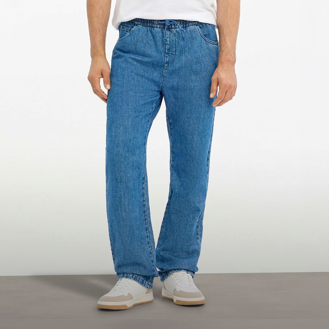 Lässige Jeanshose mit elastischem Bund, dazu weißes T-Shirt und bequeme Sneakers.