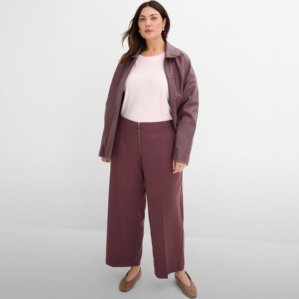 Weite Hose, lässige Jacke und helles Shirt in Beerentönen.