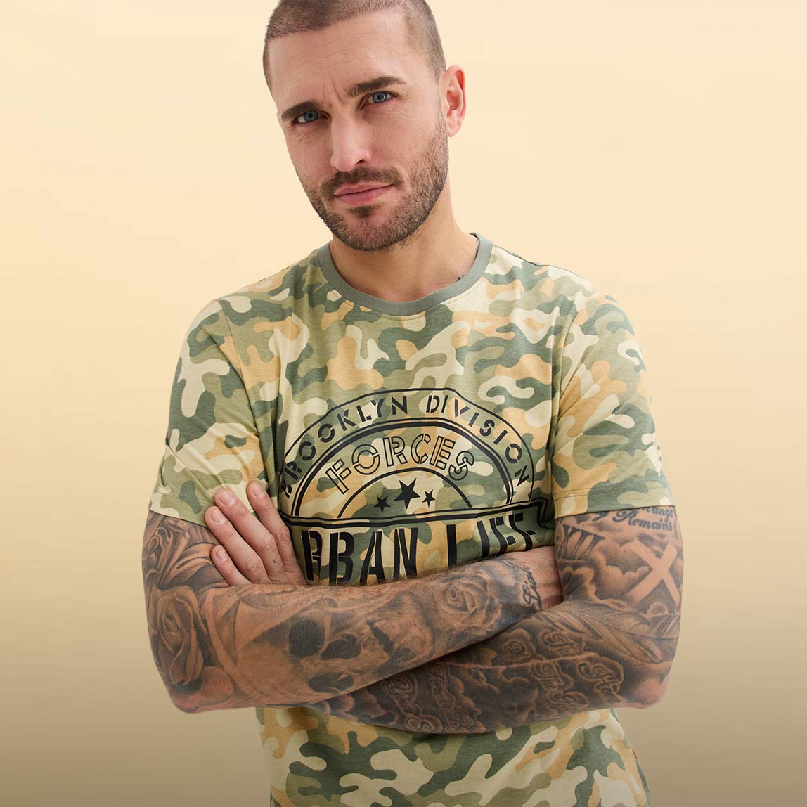 Tarnmuster-T-Shirt mit "Urban Life" Aufdruck. 