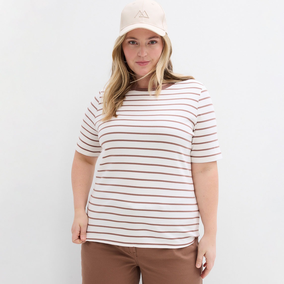 Gestreiftes T-Shirt in Weiß und Braun, kombiniert mit brauner Hose.