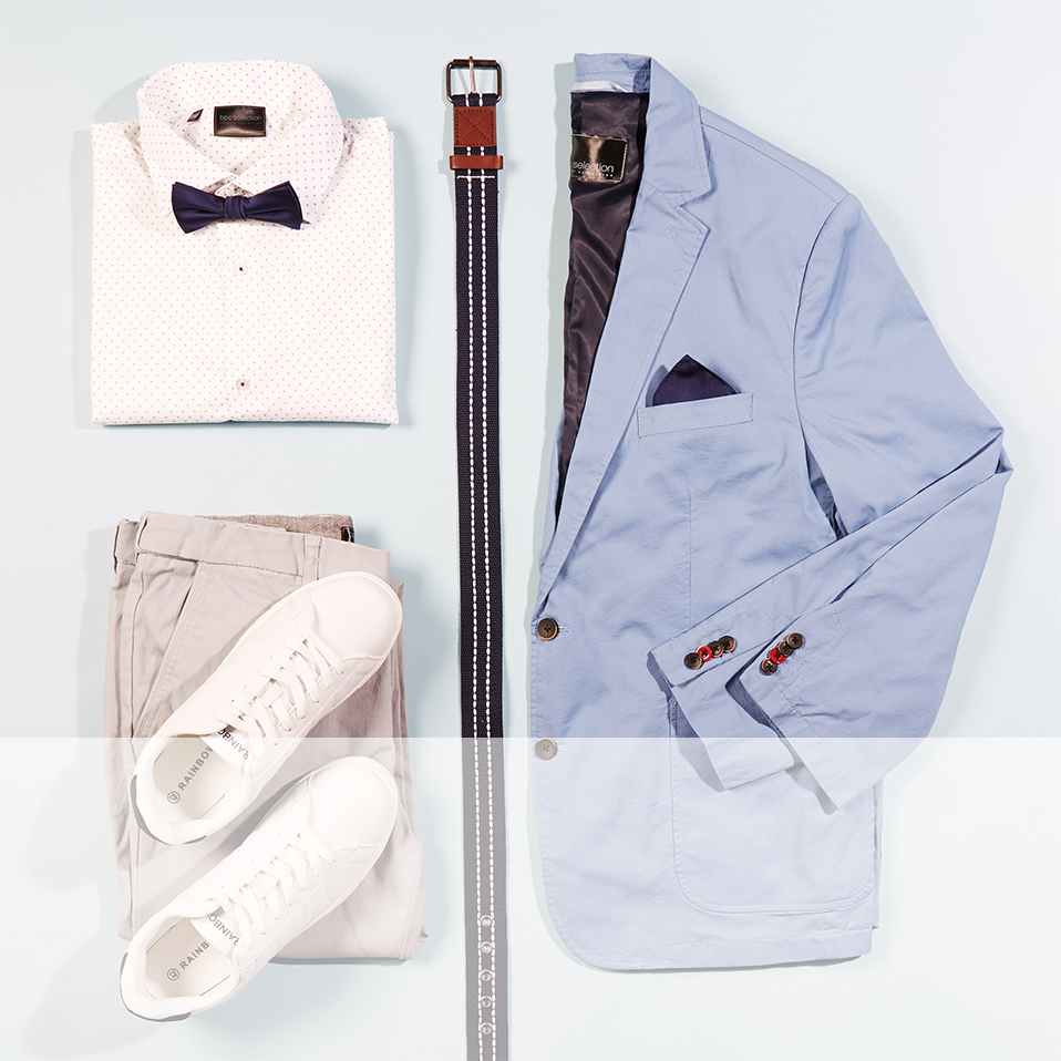 Elegantes Outfit mit hellblauem Sakko, weißem Hemd, Fliege, Gürtel, beiger Hose und weißen Sneakern.