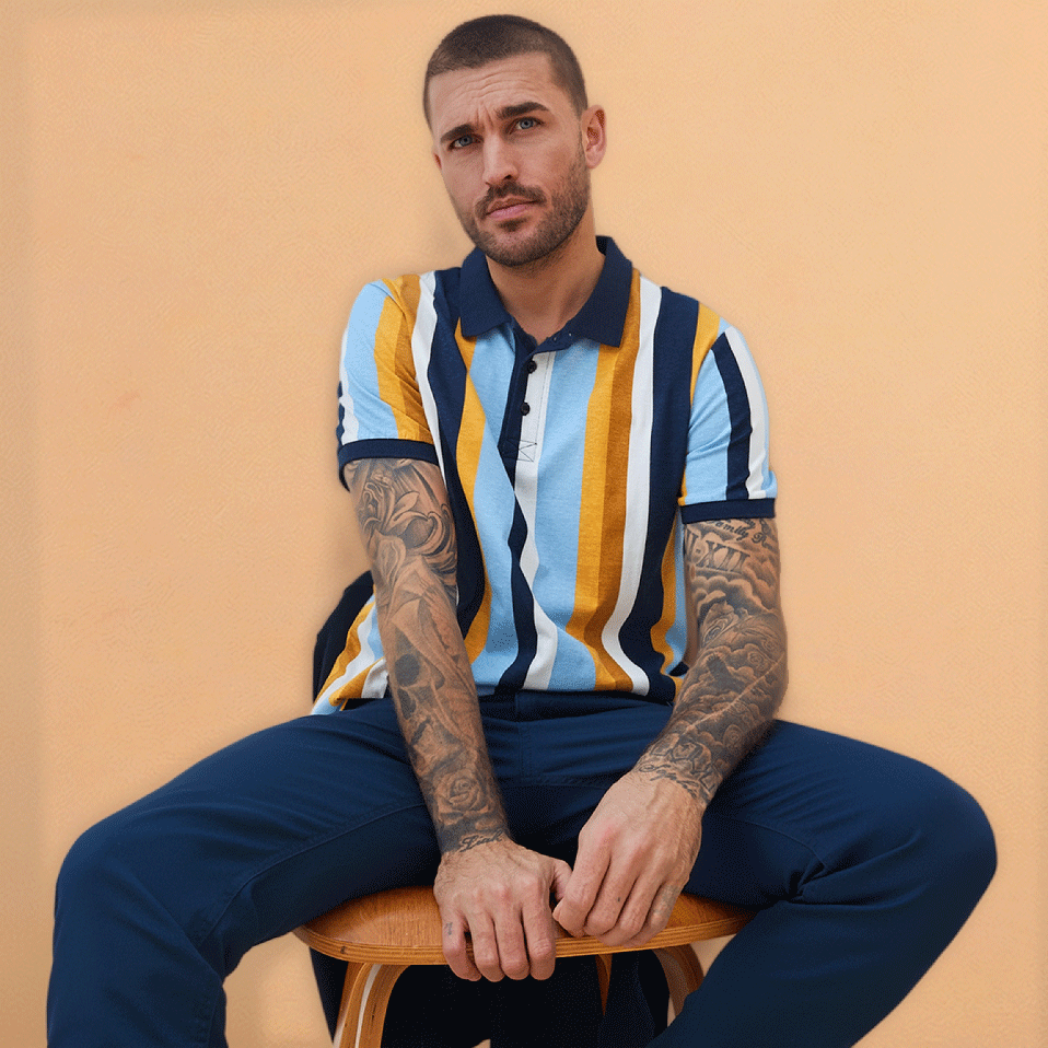 Pfirsichfarbenes T-Shirt kombiniert mit heller Hose und passendem Pullover als Accessoire.