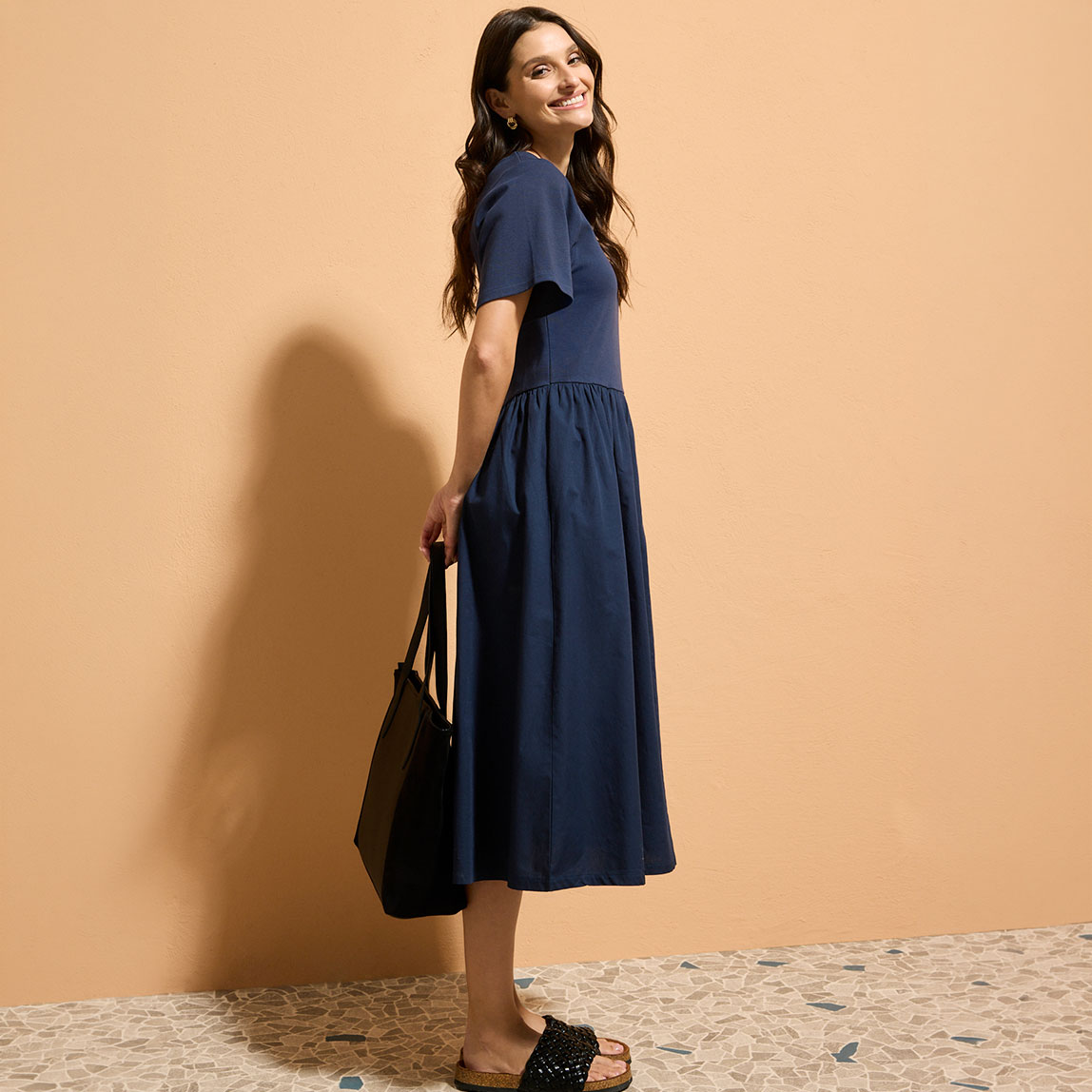 Dunkelblaues Midikleid aus Baumwolle.