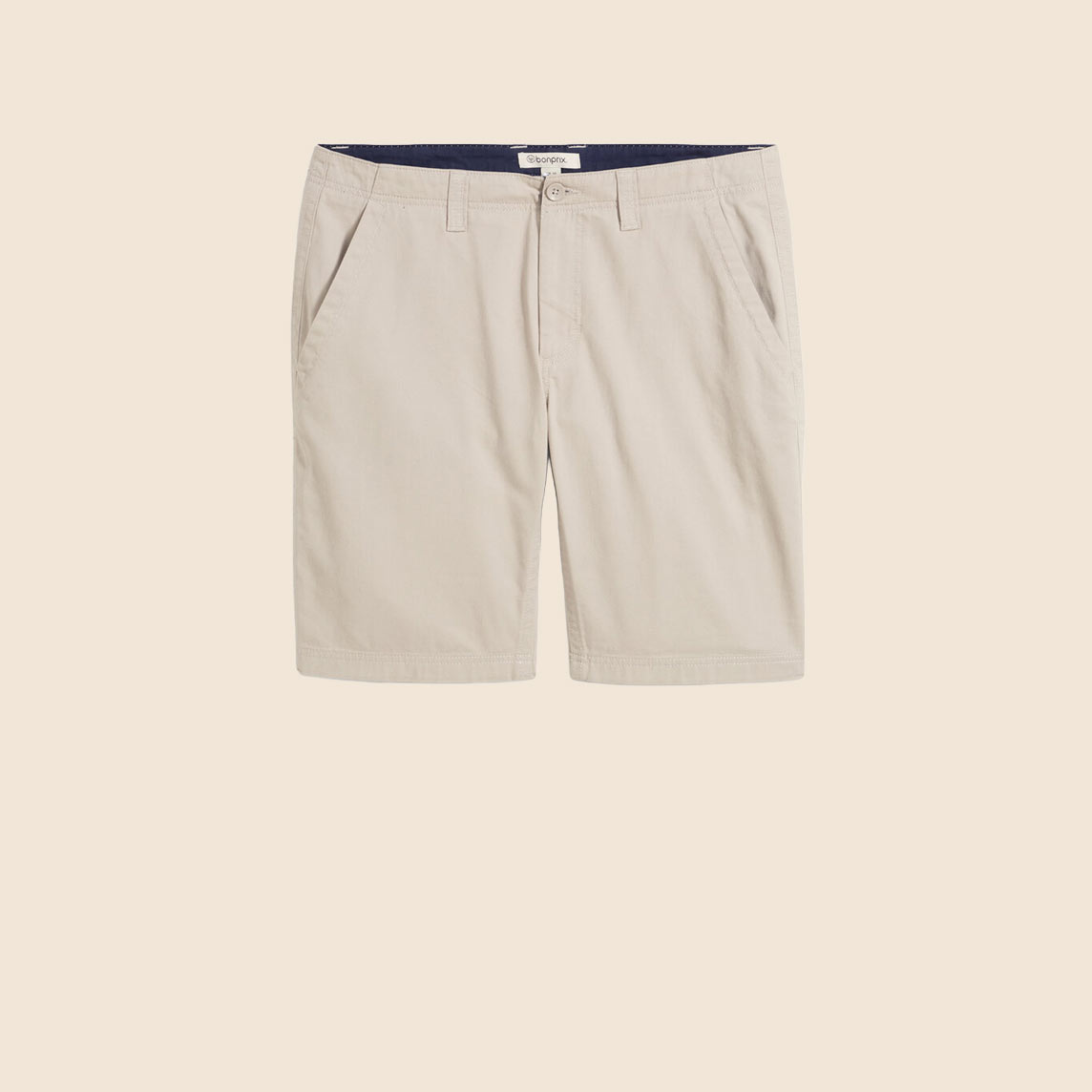 Klassische, beigefarbene Chino-Shorts, ideal für entspannte Sommerlooks.