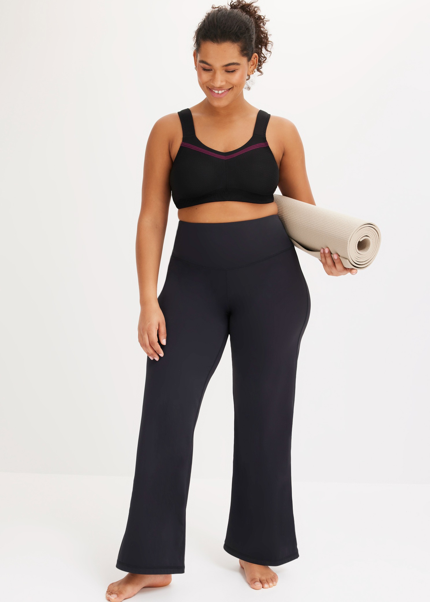 Schwarzer Sport-BH und bequeme, weit geschnittene Yogahose für dein Workout.