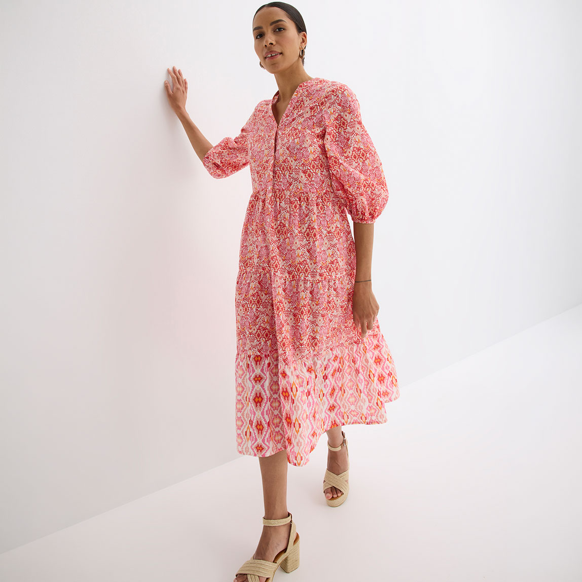 Elegantes rotes Blumenkleid mit langen Ärmeln und luftigem, femininem Schnitt.