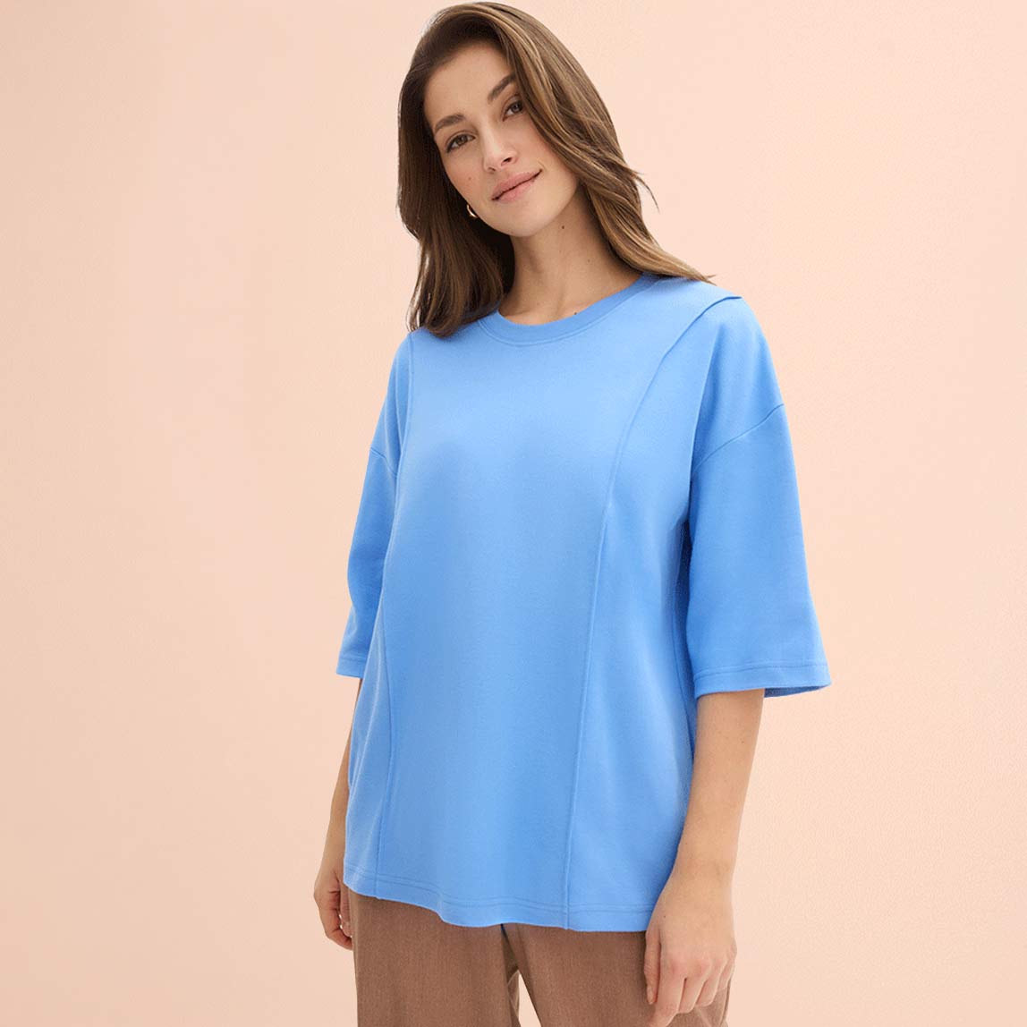 Hellblaues, lockeres T-Shirt mit weiten Ärmeln und rundem Halsausschnitt. 