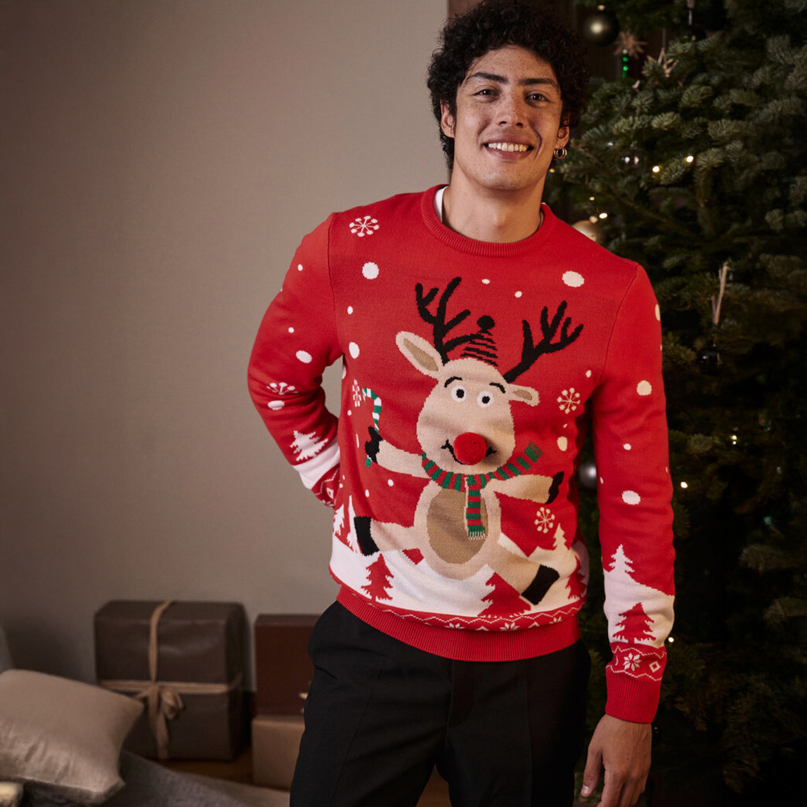 Fröhlicher roter Weihnachtspullover mit niedlichem Rentier-Motiv.