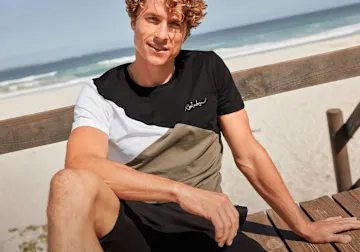 Colorblock-Shirt und bequeme Shorts für den entspannten Strand-Look.