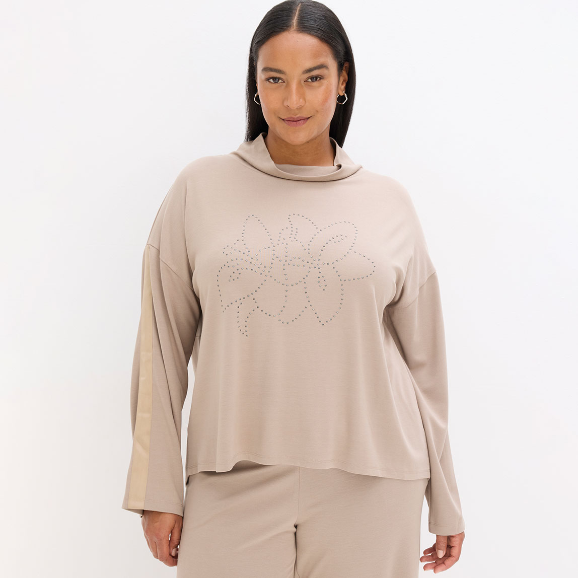 Beigefarbenes Shirt mit langen Ärmeln.