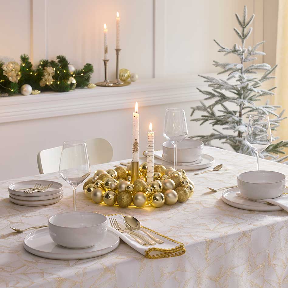 Eleganter weiß gedeckter Weihnachtstisch mit goldenen Akzenten.