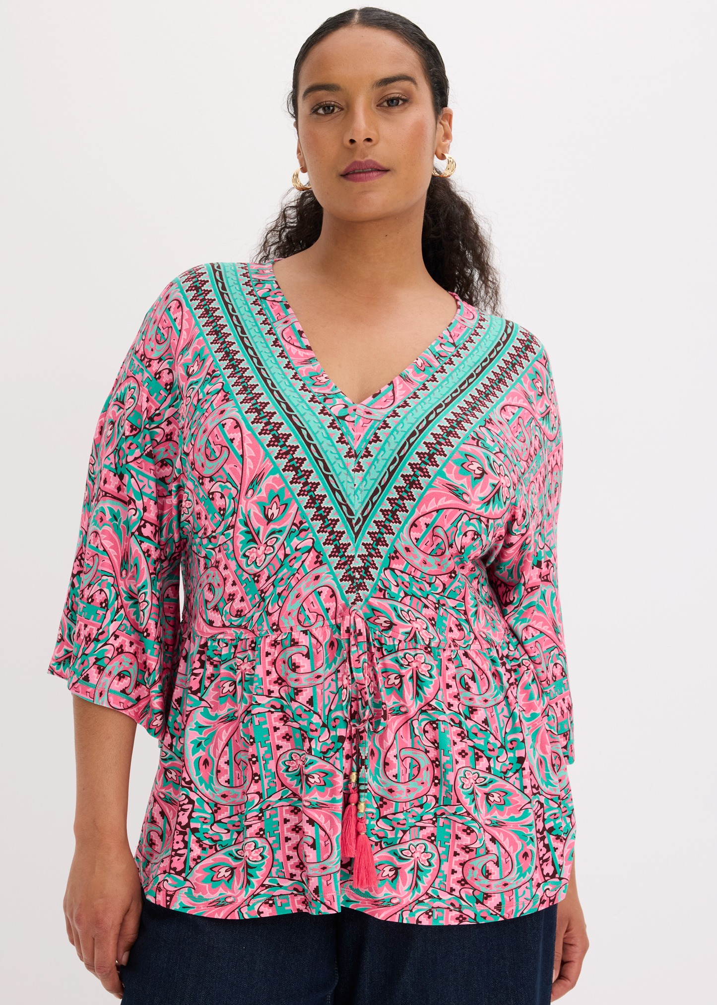 Bluse in Pink und Türkis mit Paisley-Muster.
