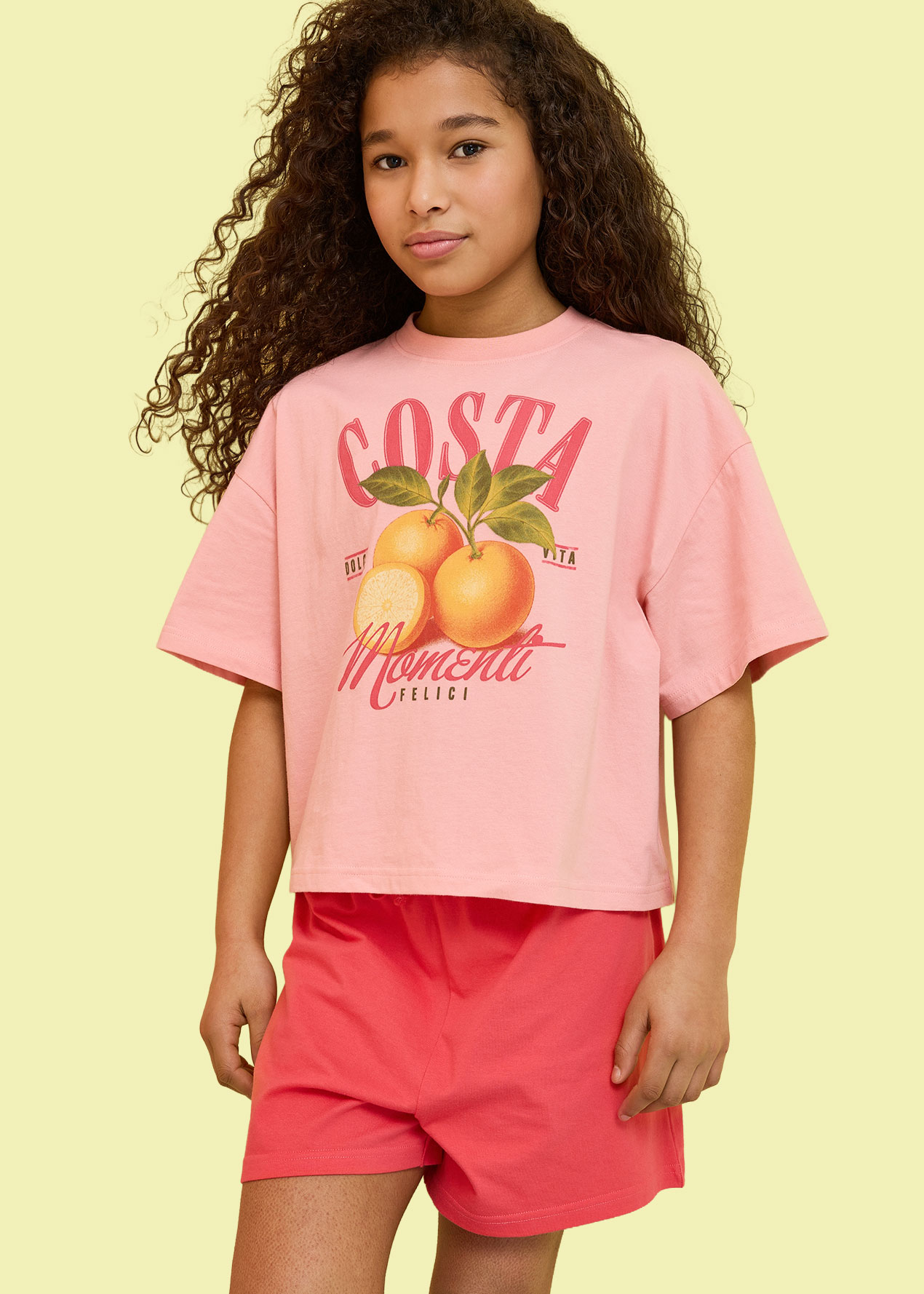 Rosa T-Shirt mit Fruchtmotiv und passenden Shorts.