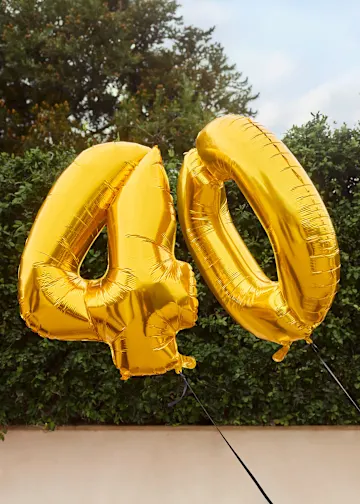 Goldene Zahlenballons zeigen eine 40.