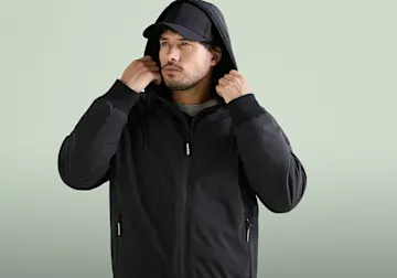 Moderne schwarze Kapuzenjacke und Kappe für den urbanen Alltagsstil.