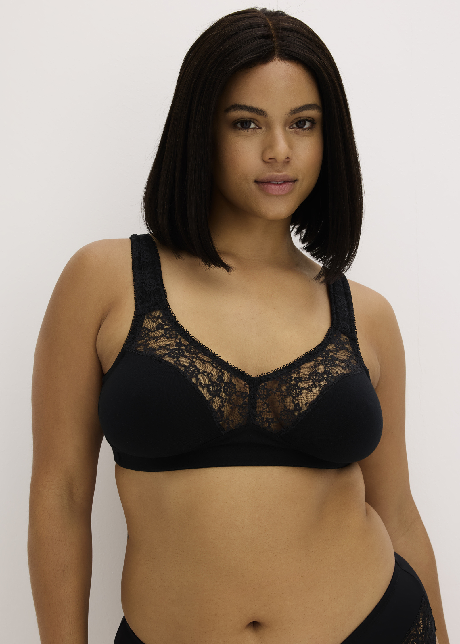 Schwarzer BH mit Spitzeneinsatz