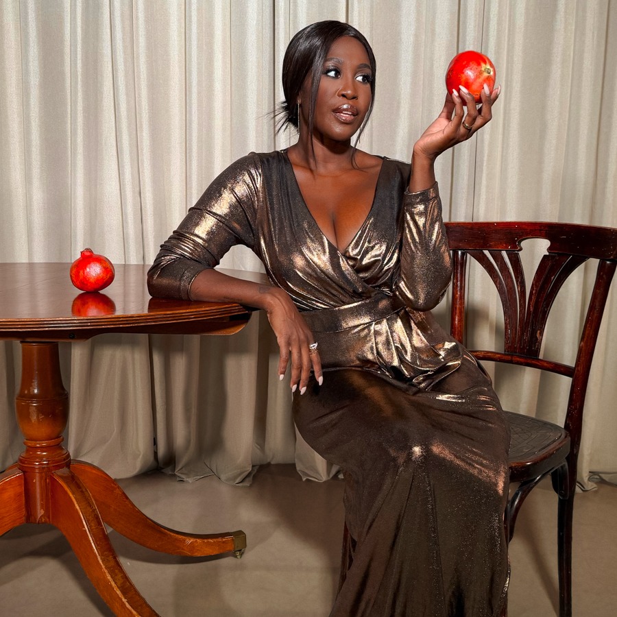 Motsi Mabuse trägt ein Glizer-Kleid.