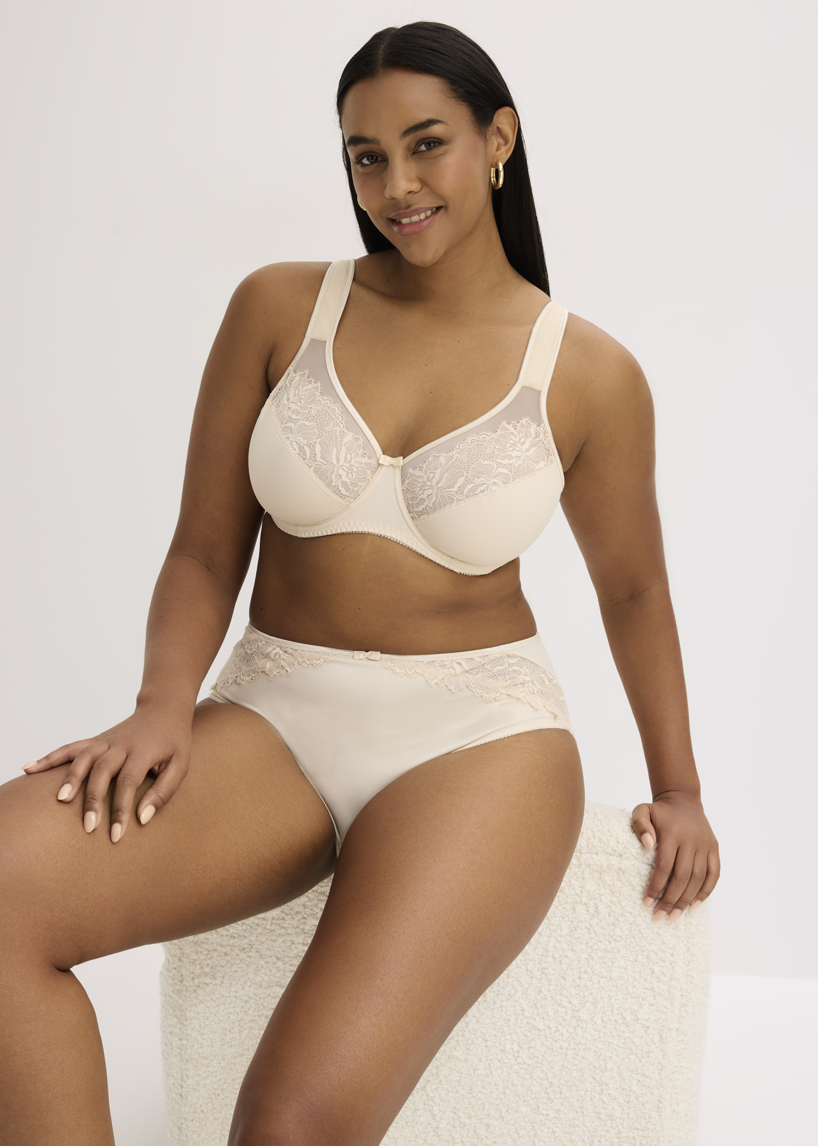 Ein wunderschönes beiges Dessous-Set mit Spitze, bestehend aus BH und passendem Slip.