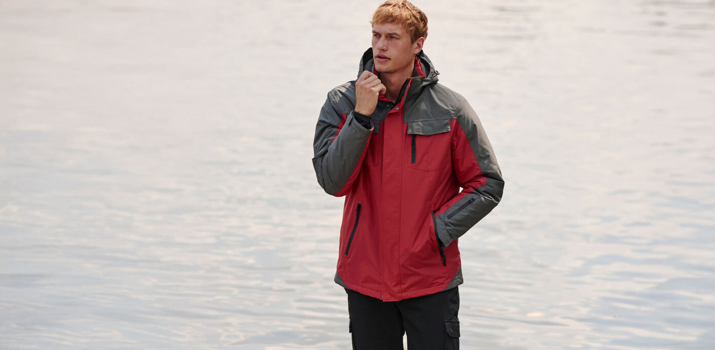 Praktische rote Winterjacke mit schwarzen Elementen.