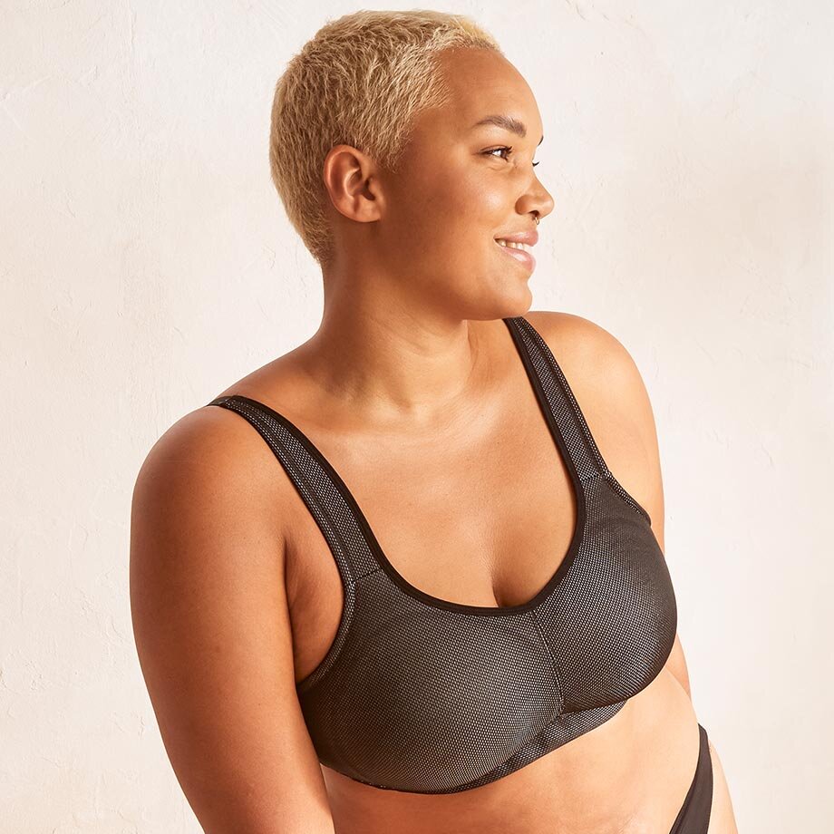 Ein schwarzer Sport-BH mit breiten Trägern und texturiertem Material bietet Halt und Komfort.