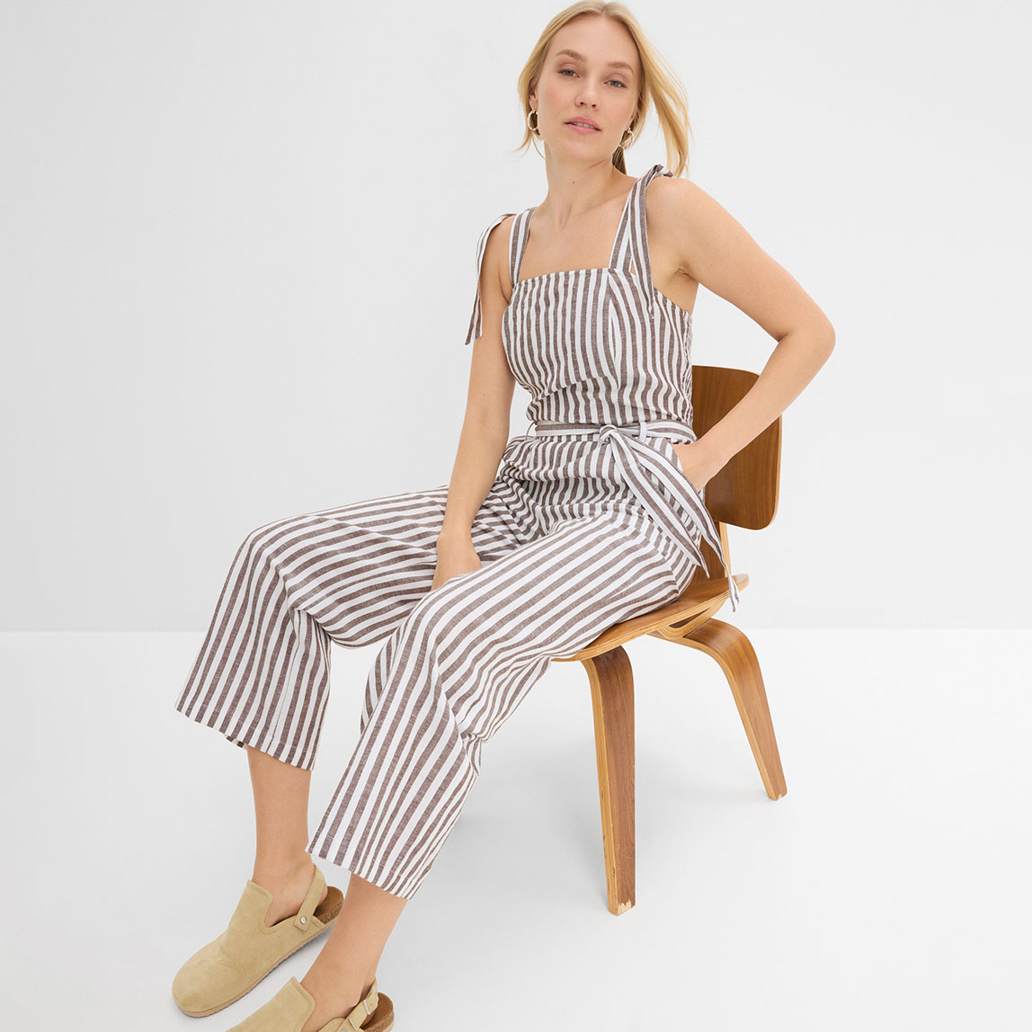 Gestreifter Jumpsuit mit Gürtel und V-Ausschnitt in  Braun-Weißem-Design.