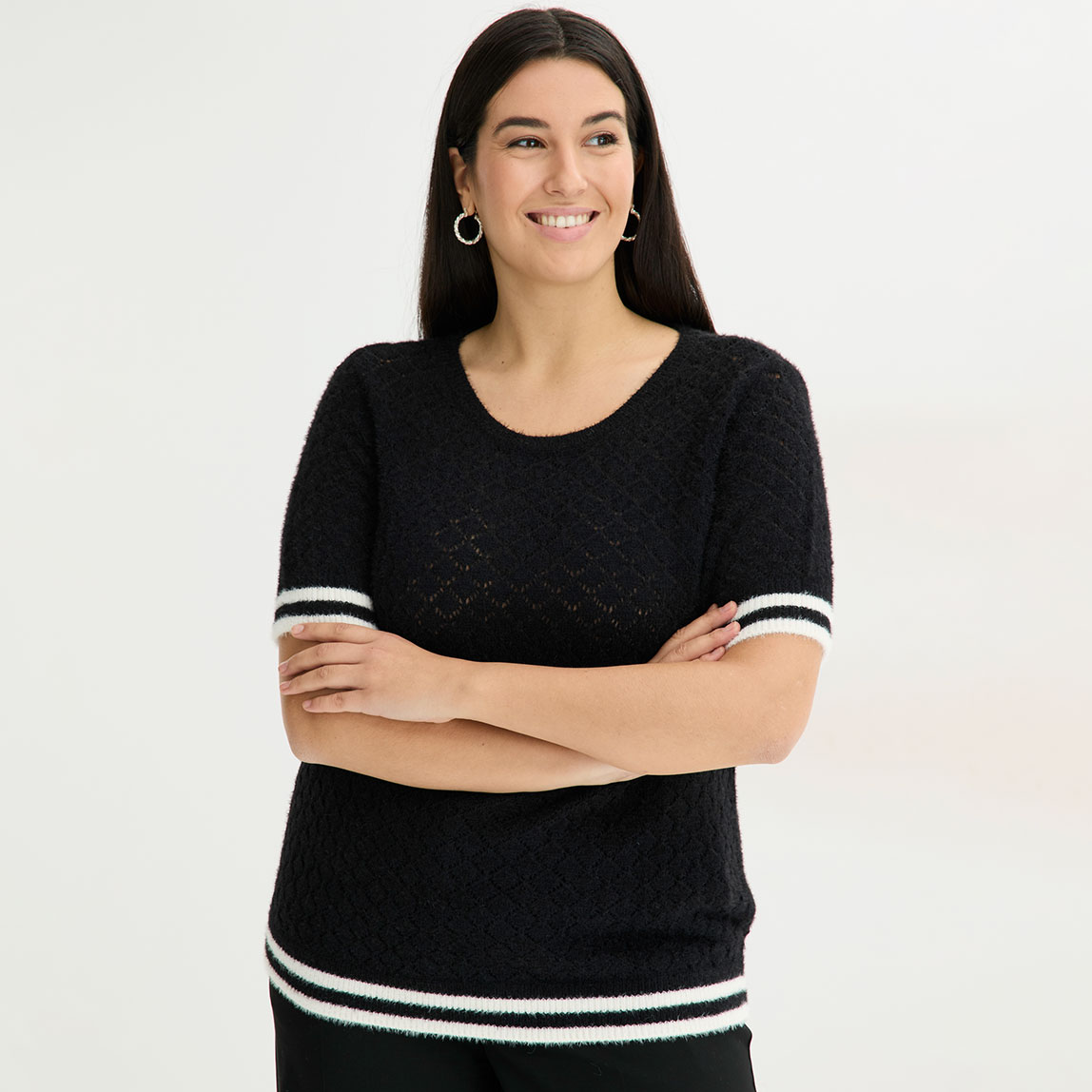 Schwarz-weißer Ajour-Pullover mit Federgarn.