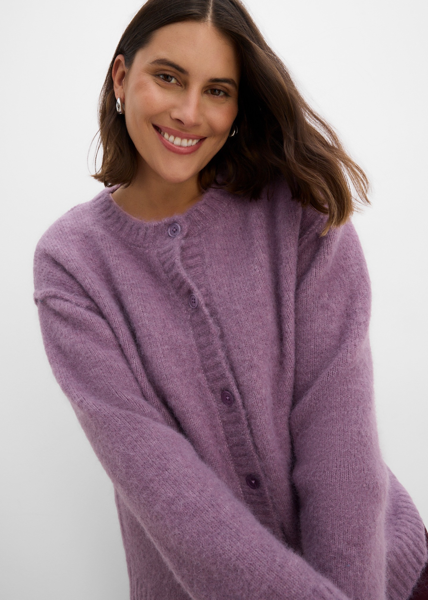Warme, weiche, lilafarbene Strickjacke mit Knopfleiste. Perfekt für kühle Tage.