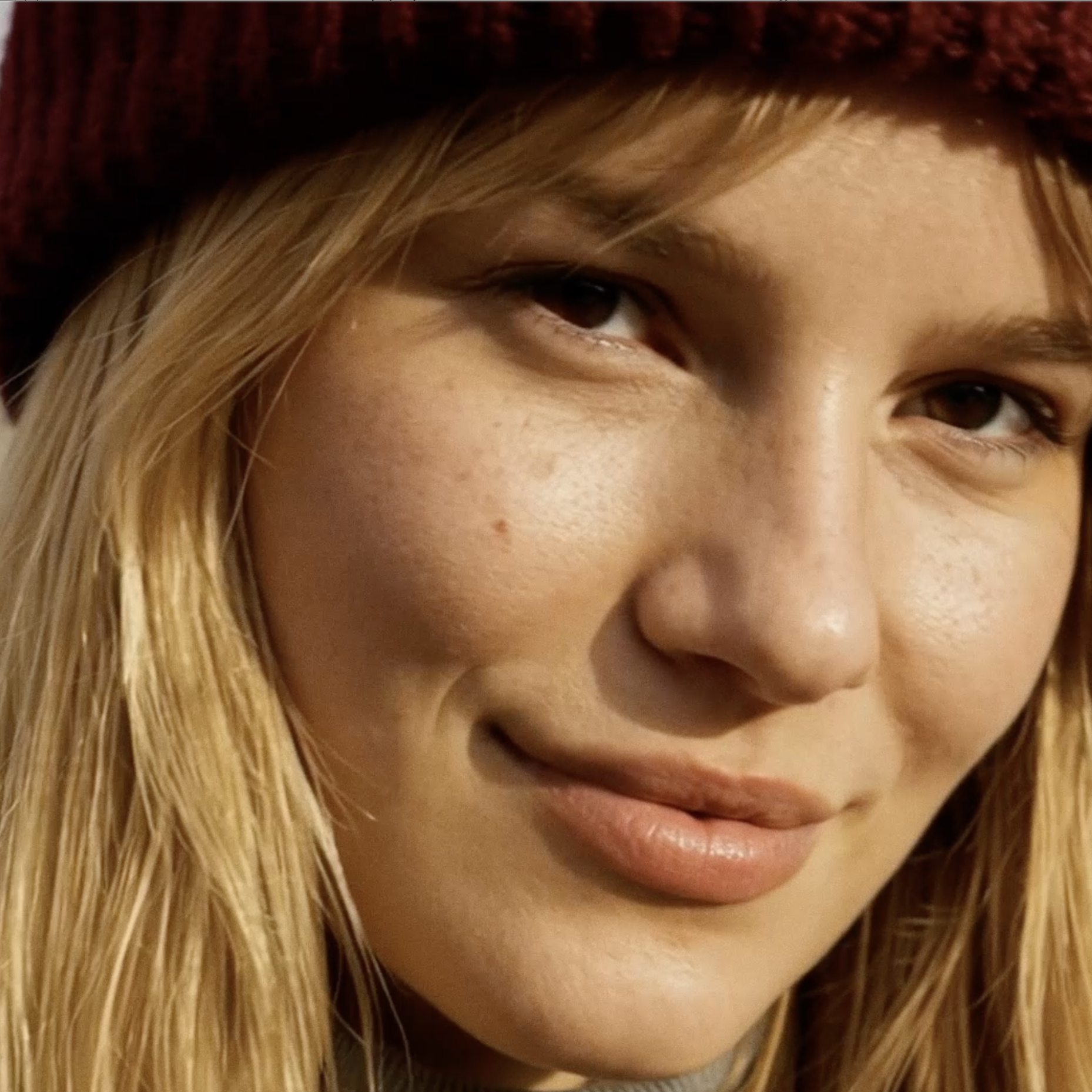 Frau trägt rote Mütze.