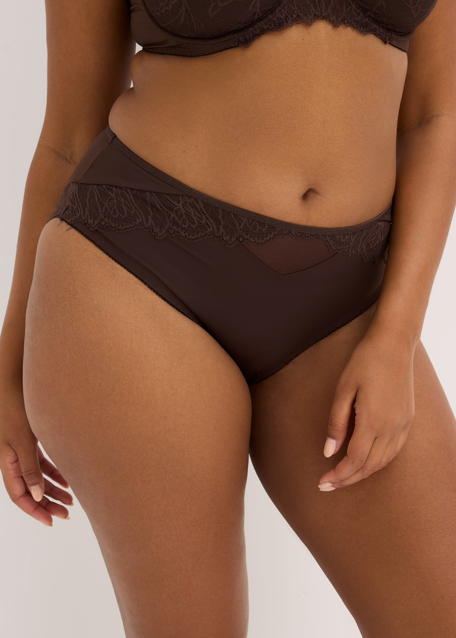 Elegante braune Dessous mit zarten Spitzendetails.