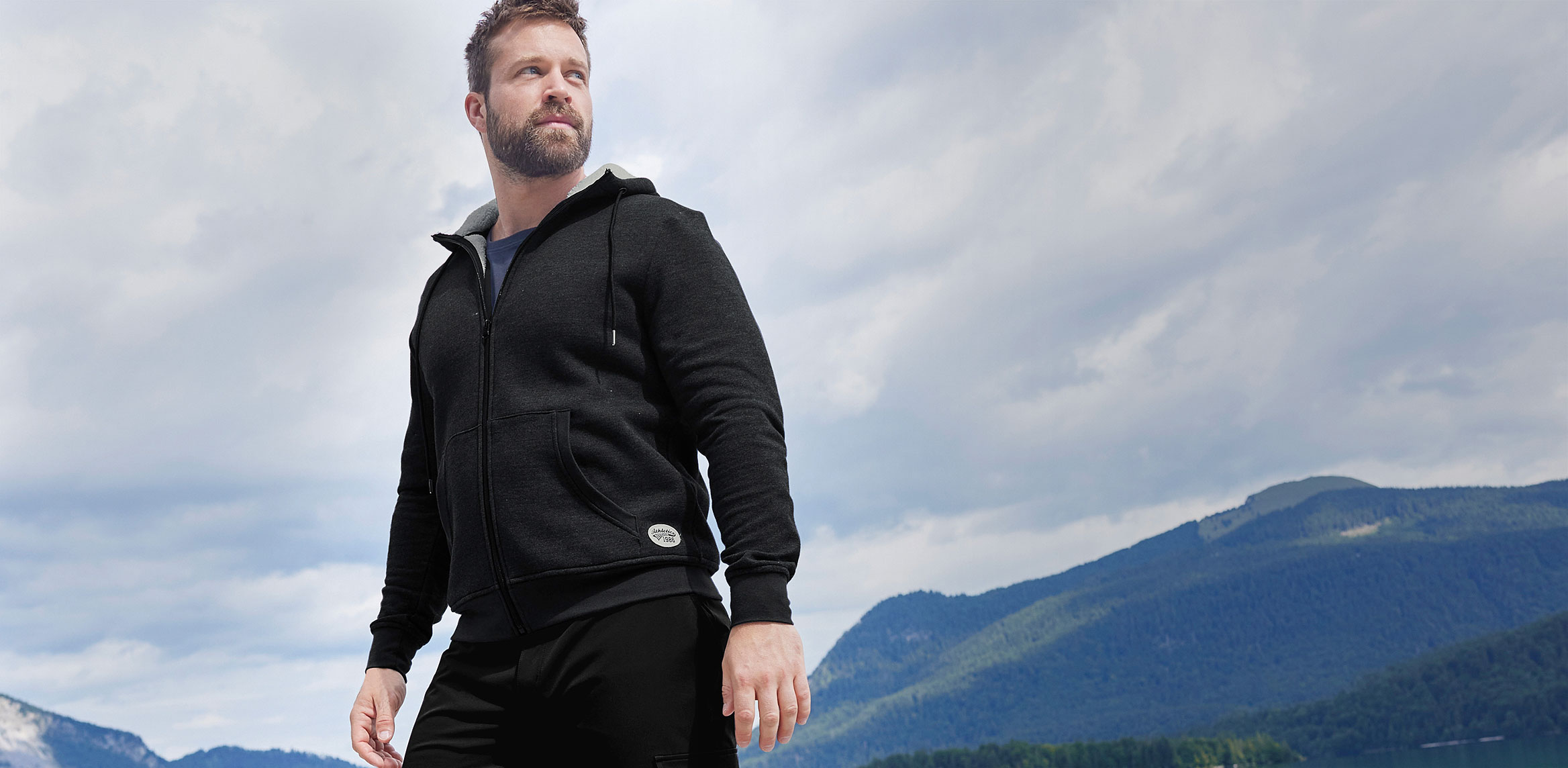 Dunkle Thermo-Sweatjacke mit Kapuze, perfekt für bei kühlem Wetter.