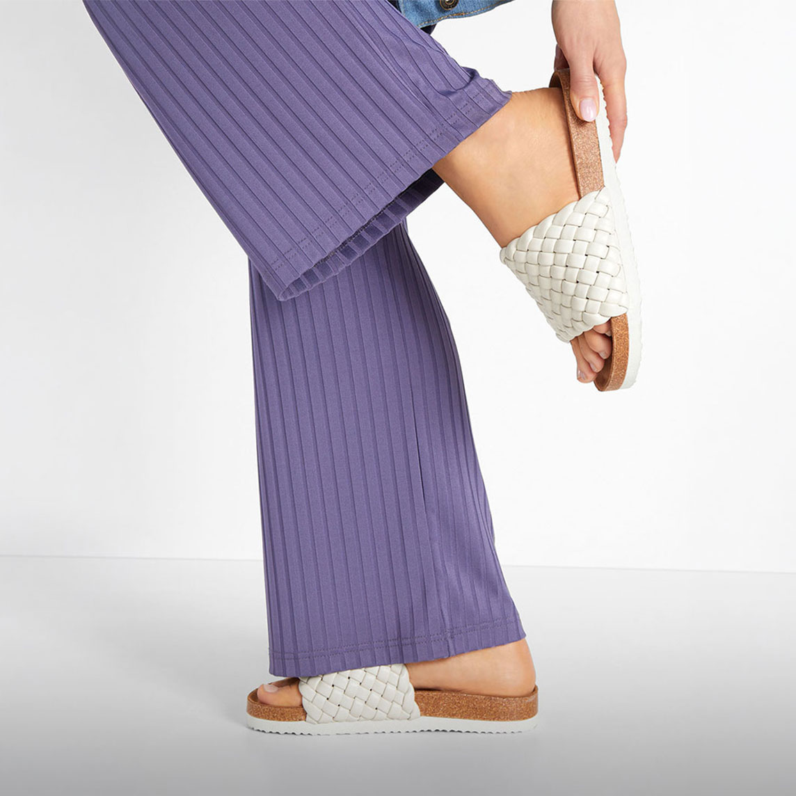 Bequeme lila Ripphose und stylische weiße geflochtene Pantoletten. Ideal für warme Tage.