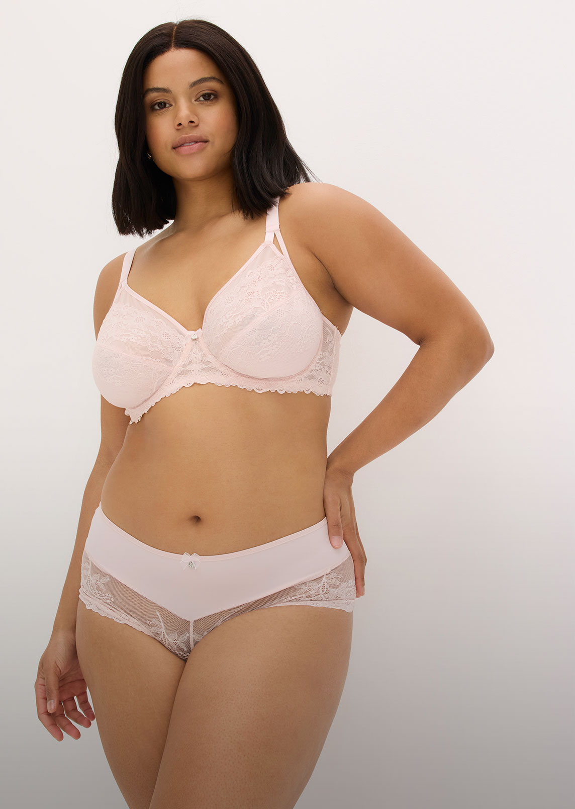 Elegantes Dessous-Set in zartem Rosa mit filigraner Spitze: BH und Höschen harmonieren perfekt.