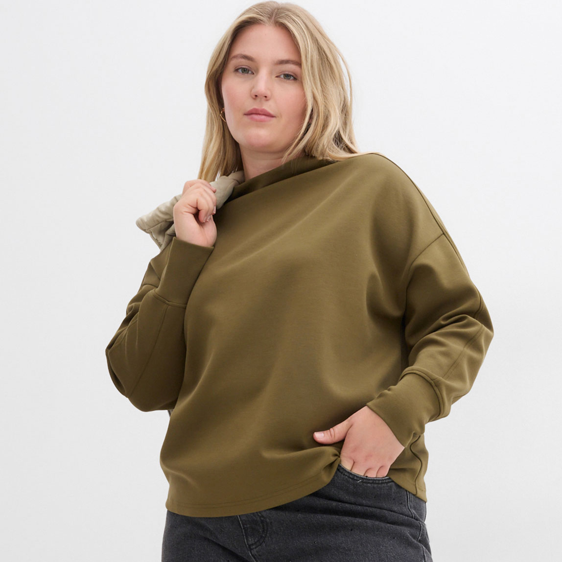 Olivgrünes Oversize Sweatshirt.