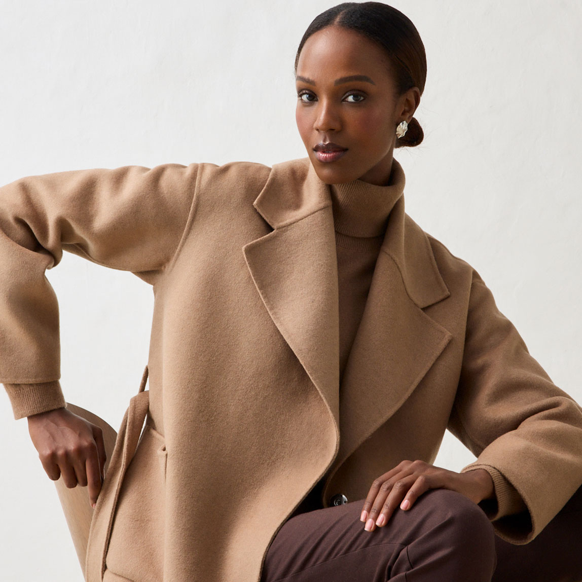Blazer-Mantel, Rollkragenpullover und Hose in harmonischen Brauntönen.