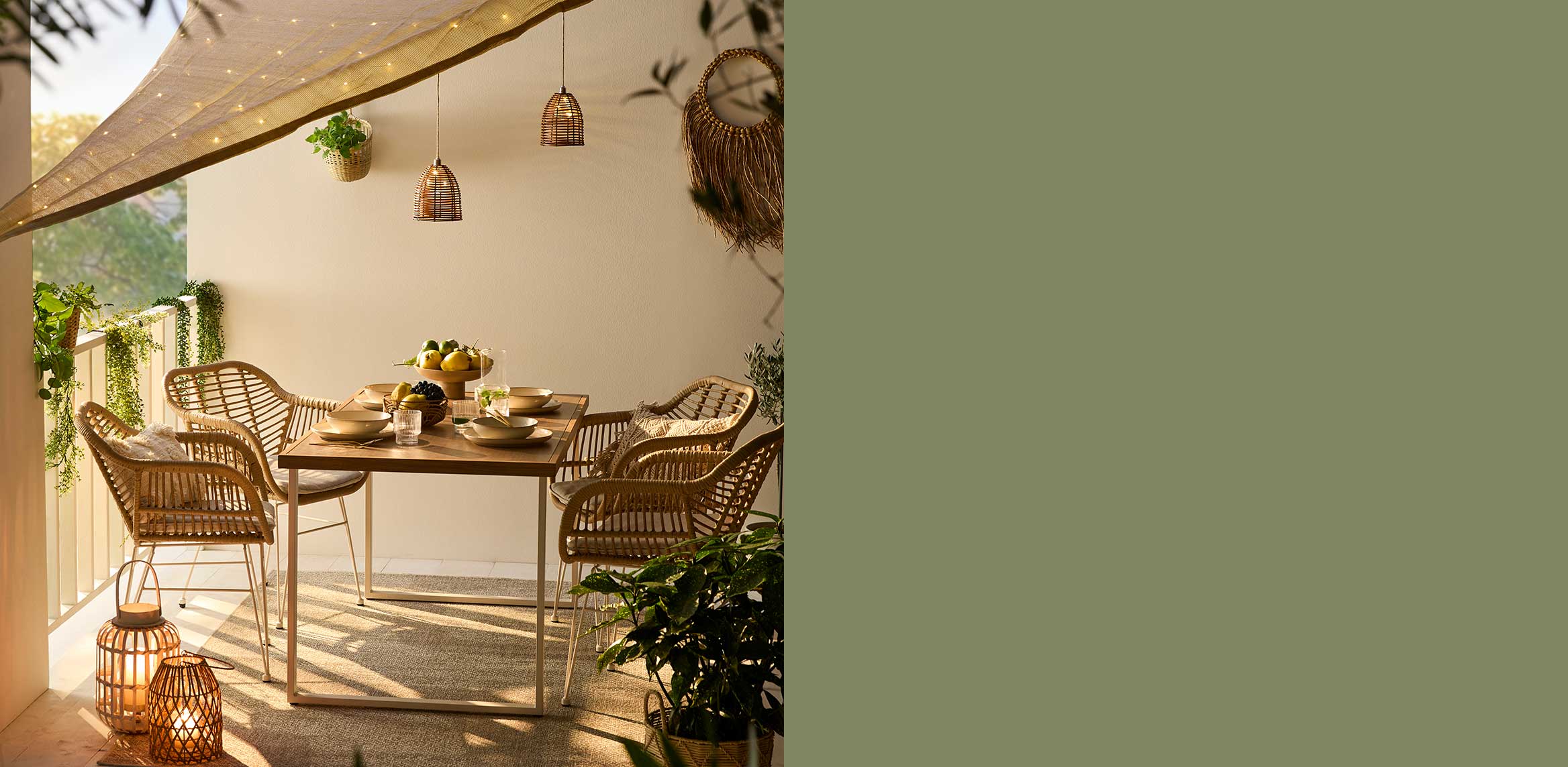 Gemütliche Terrasse mit Rattanmöbeln, warmem Licht und rustikaler Atmosphäre lädt zum Entspannen ein.