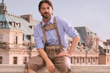 Ein Mann in traditioneller bayerischer Tracht.
