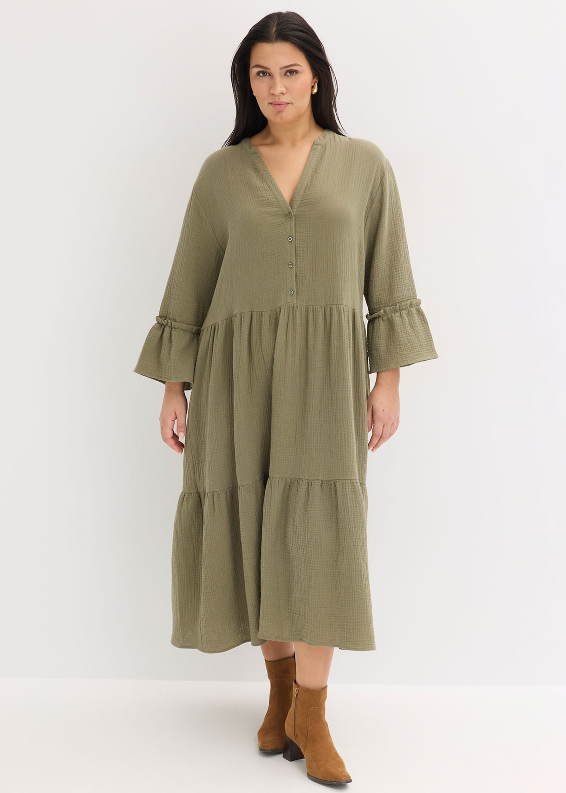 Olivgrünes Kleid mit V-Ausschnitt, Knopfleiste und weiten Ärmeln. 