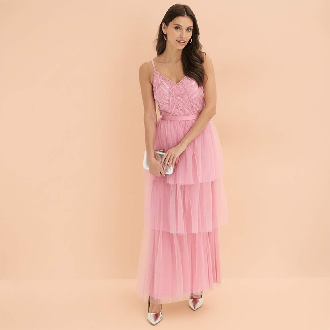 Zartrosa Abendkleid mit Spitzenoberteil und luftigem Tüllrock. 