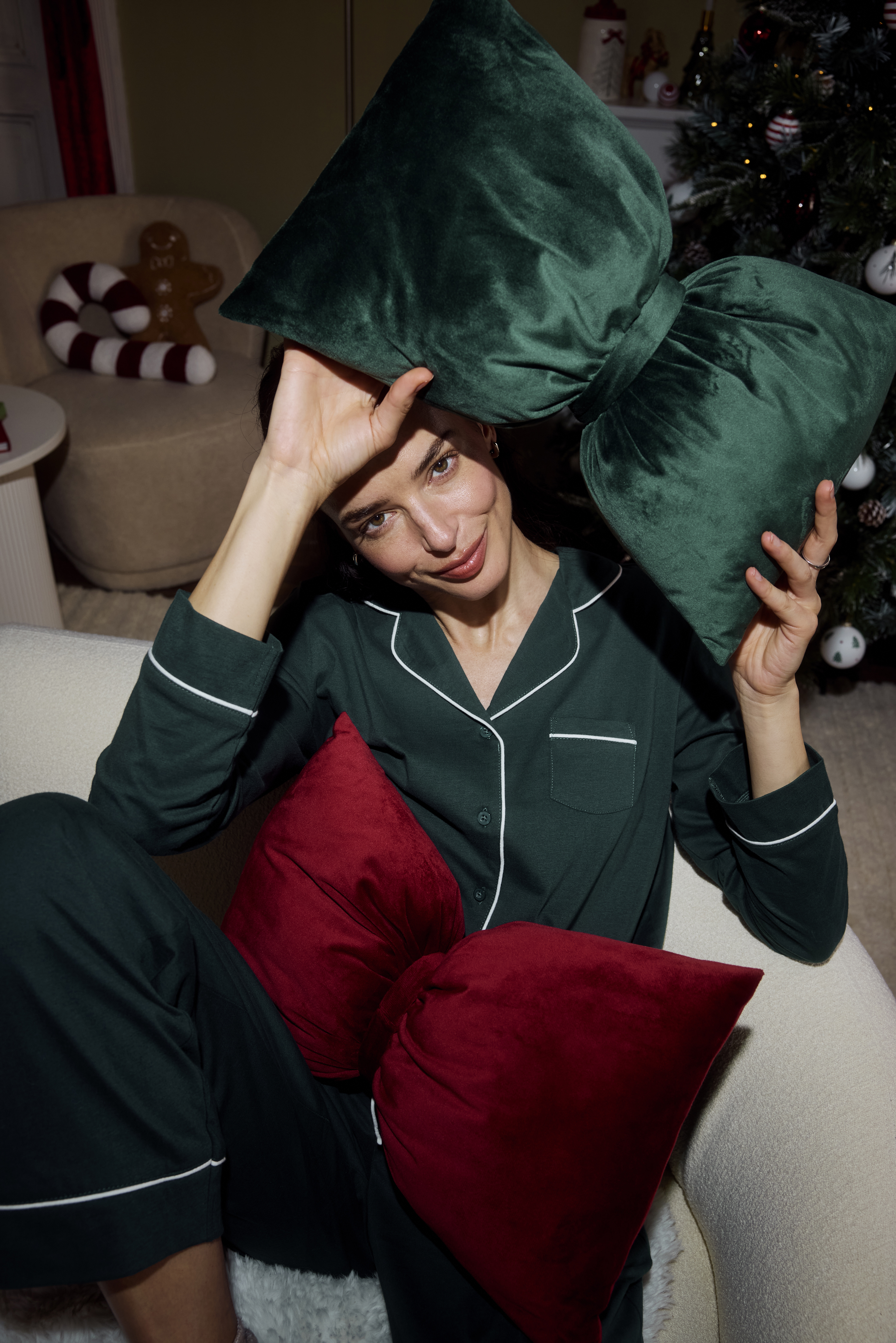Dunkelgrüner Pyjama mit weißen Details, gemütlich und festlich zugleich.