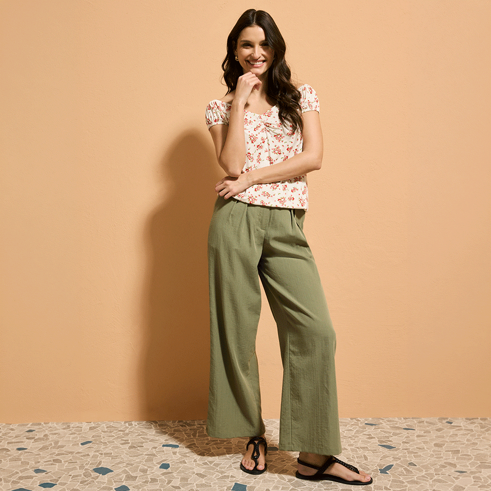 Sommerliches Outfit mit geblümter Bluse und olivgrüner Palazzo-Hose. Leichte Sandalen runden den Look ab.