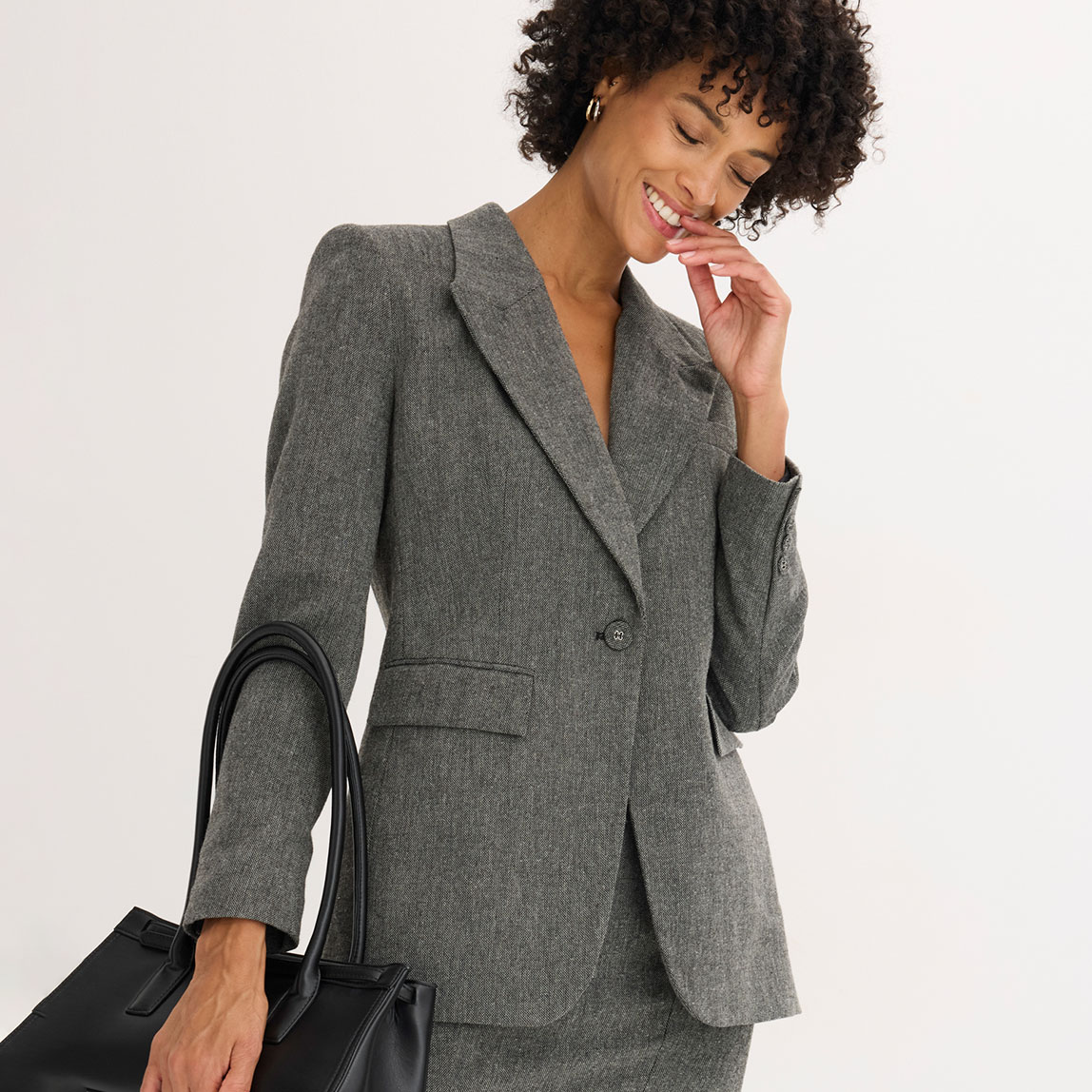 Grauer Blazer mit strukturiertem Stoff.