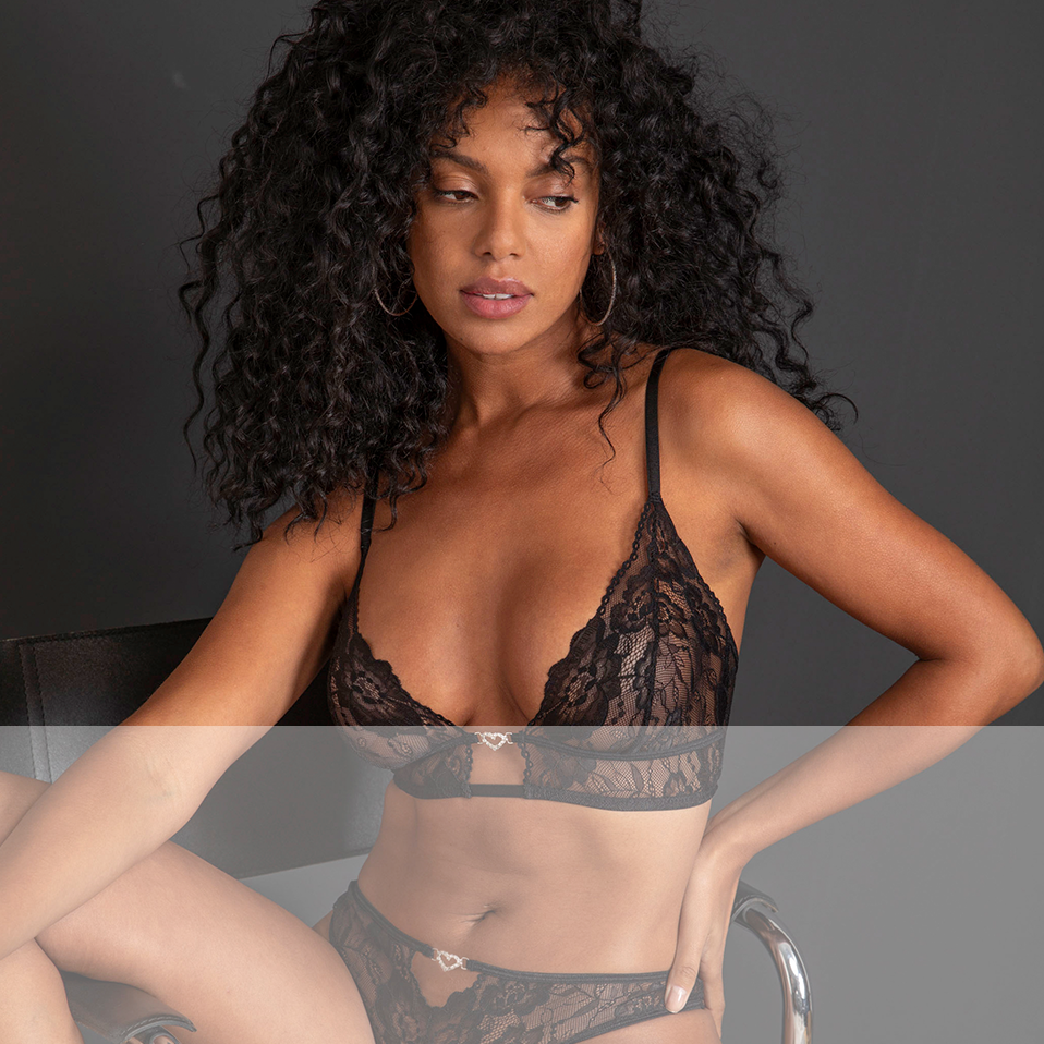 Elegante Spitzenwäsche in Schwarz betont sinnliche Kurven. Feine Träger und transparente Details verleihen Raffinesse.