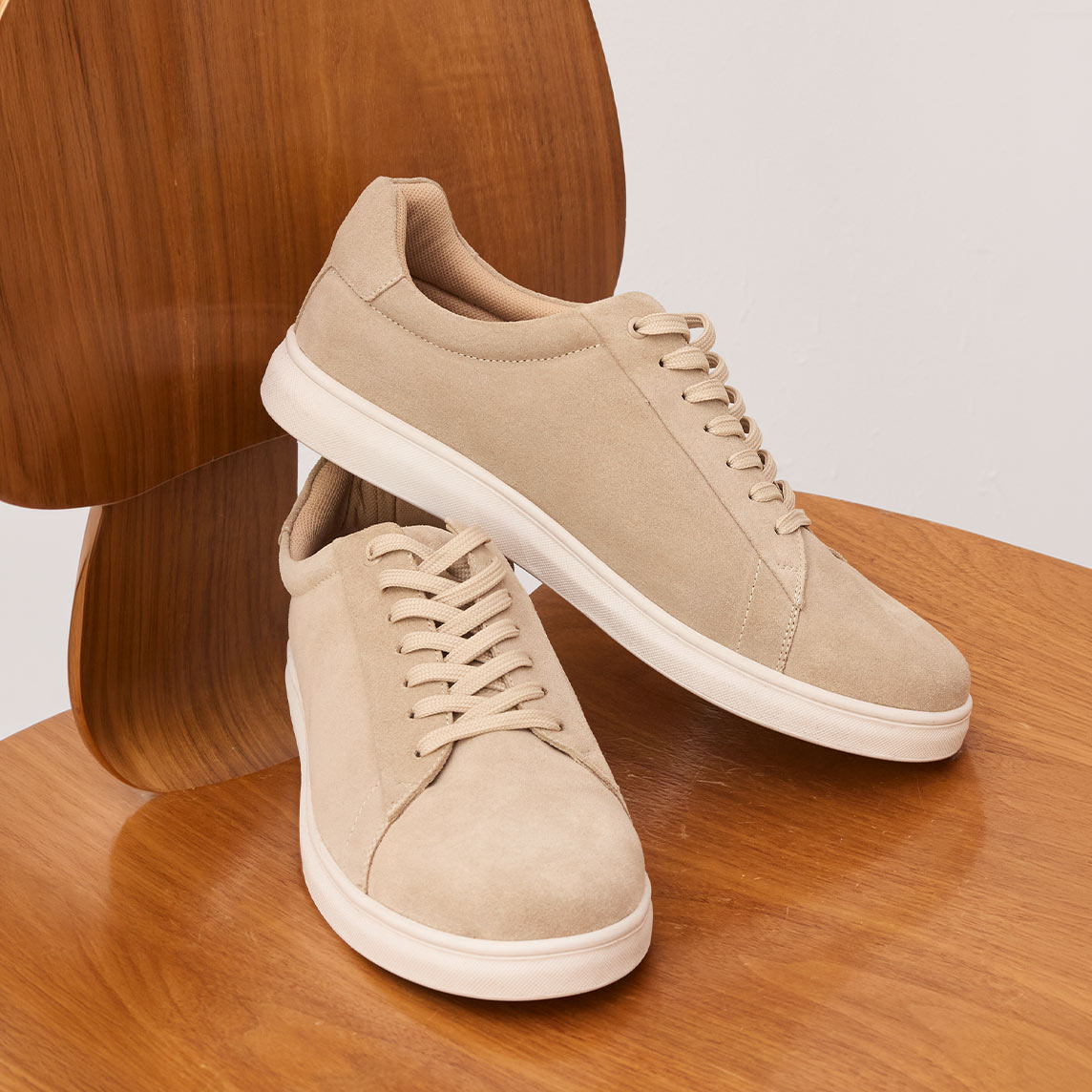 Elegante beige Wildleder-Sneaker mit weißer Sohle.