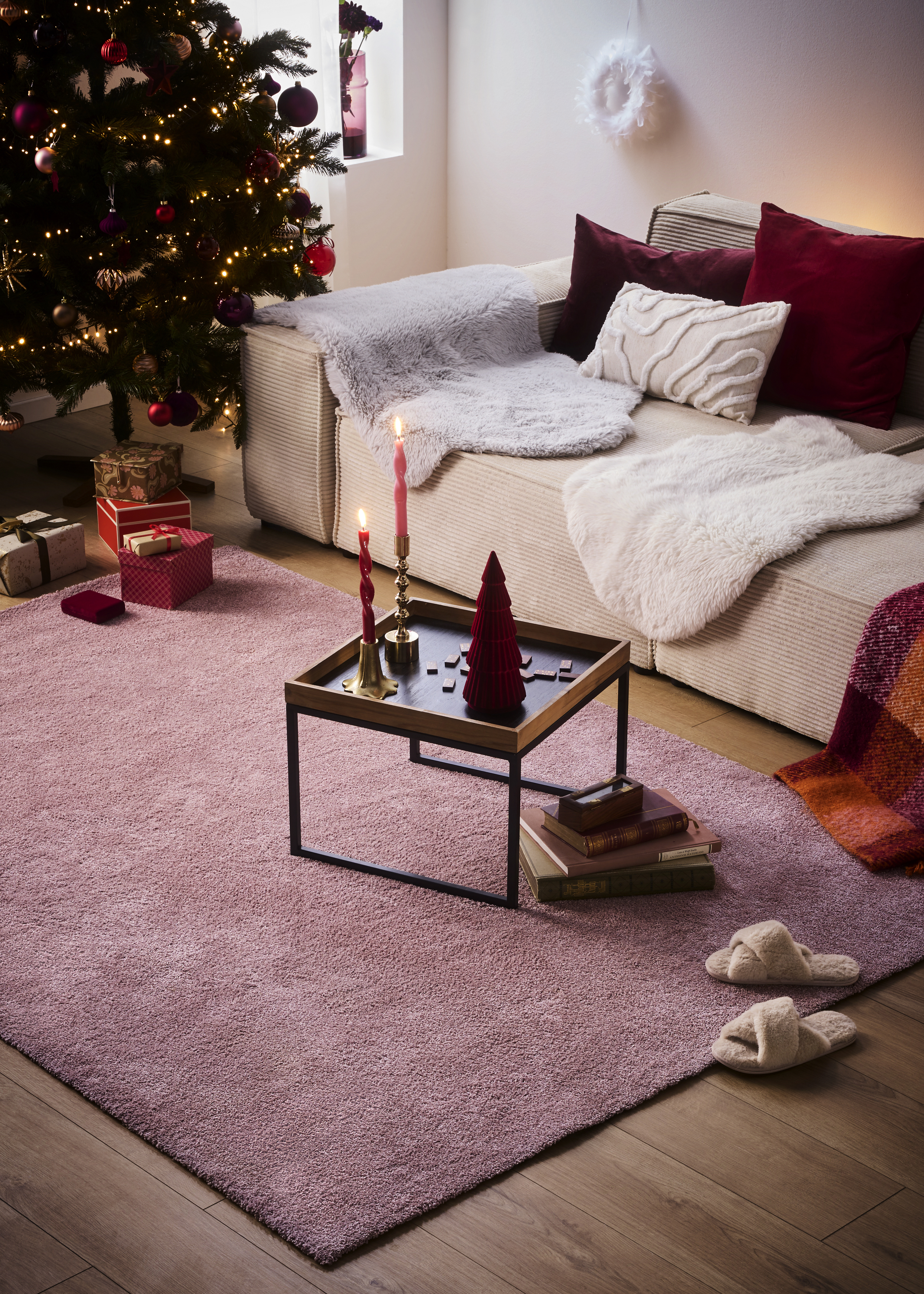 Wohnzimmer mit Tannenbaum.