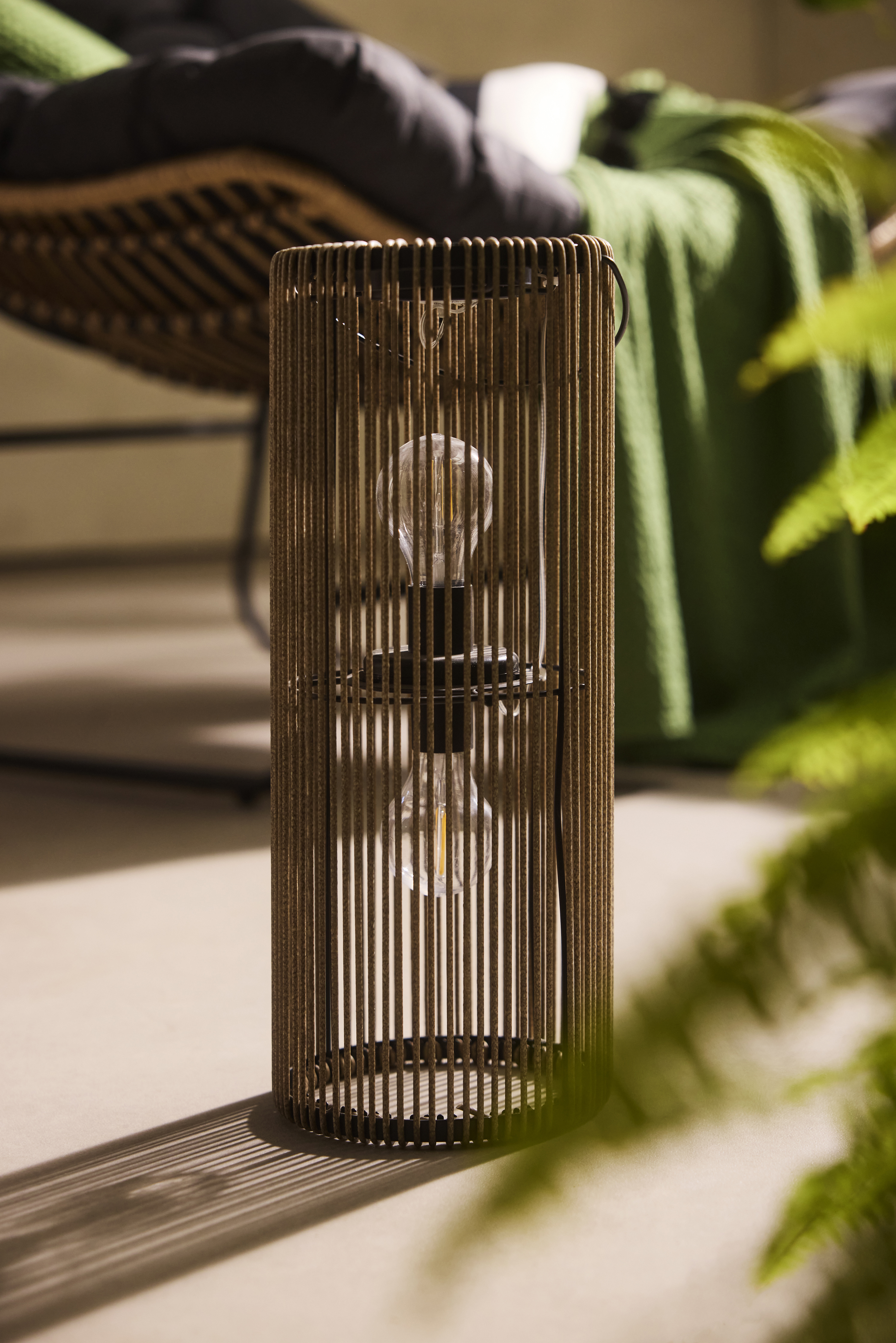 Dekorative Lampe steht auf dem Boden.