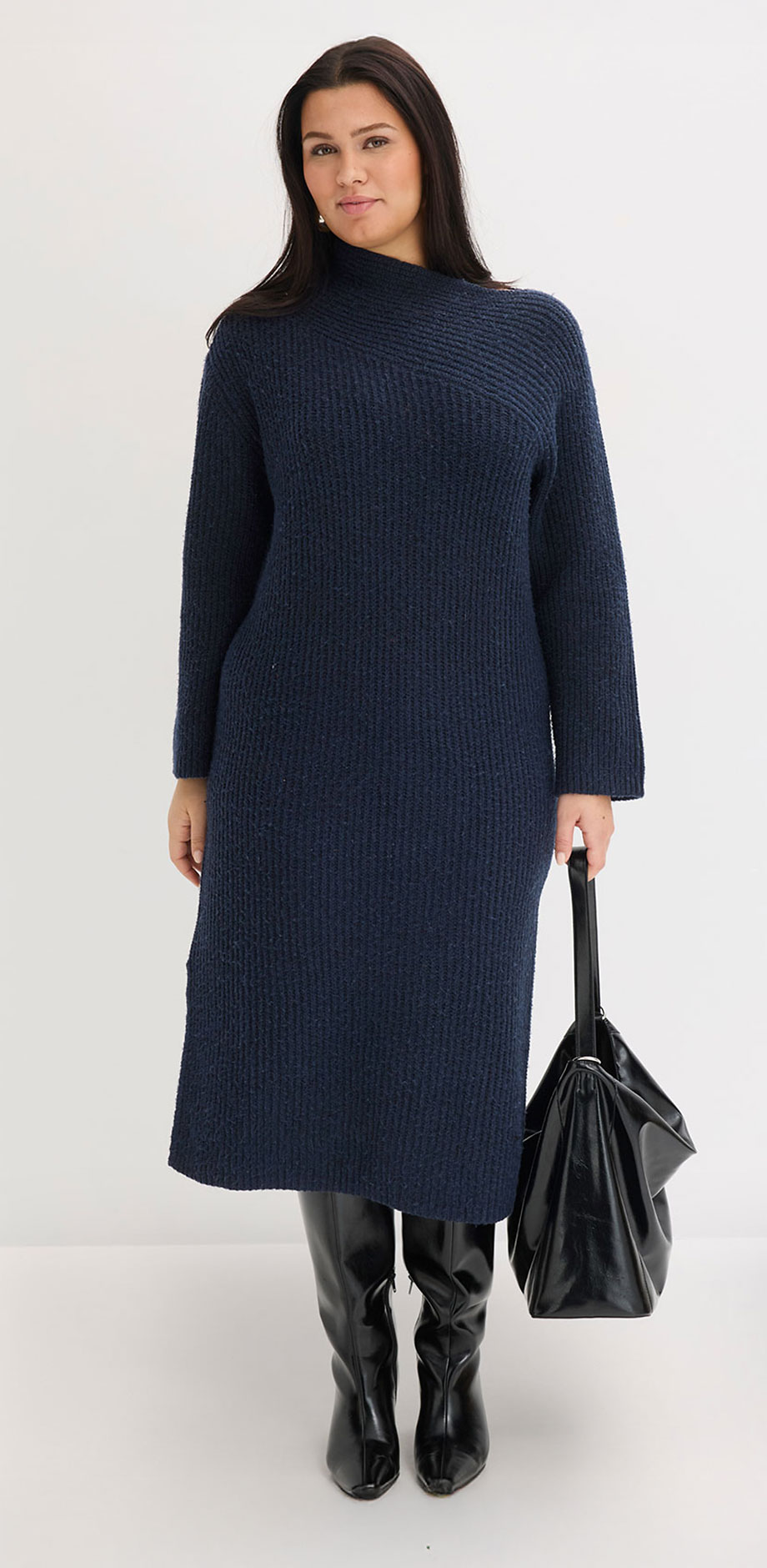 Dunkelblaues Strickkleid mit Rollkragen, lange Ärmel, knielanges Design.