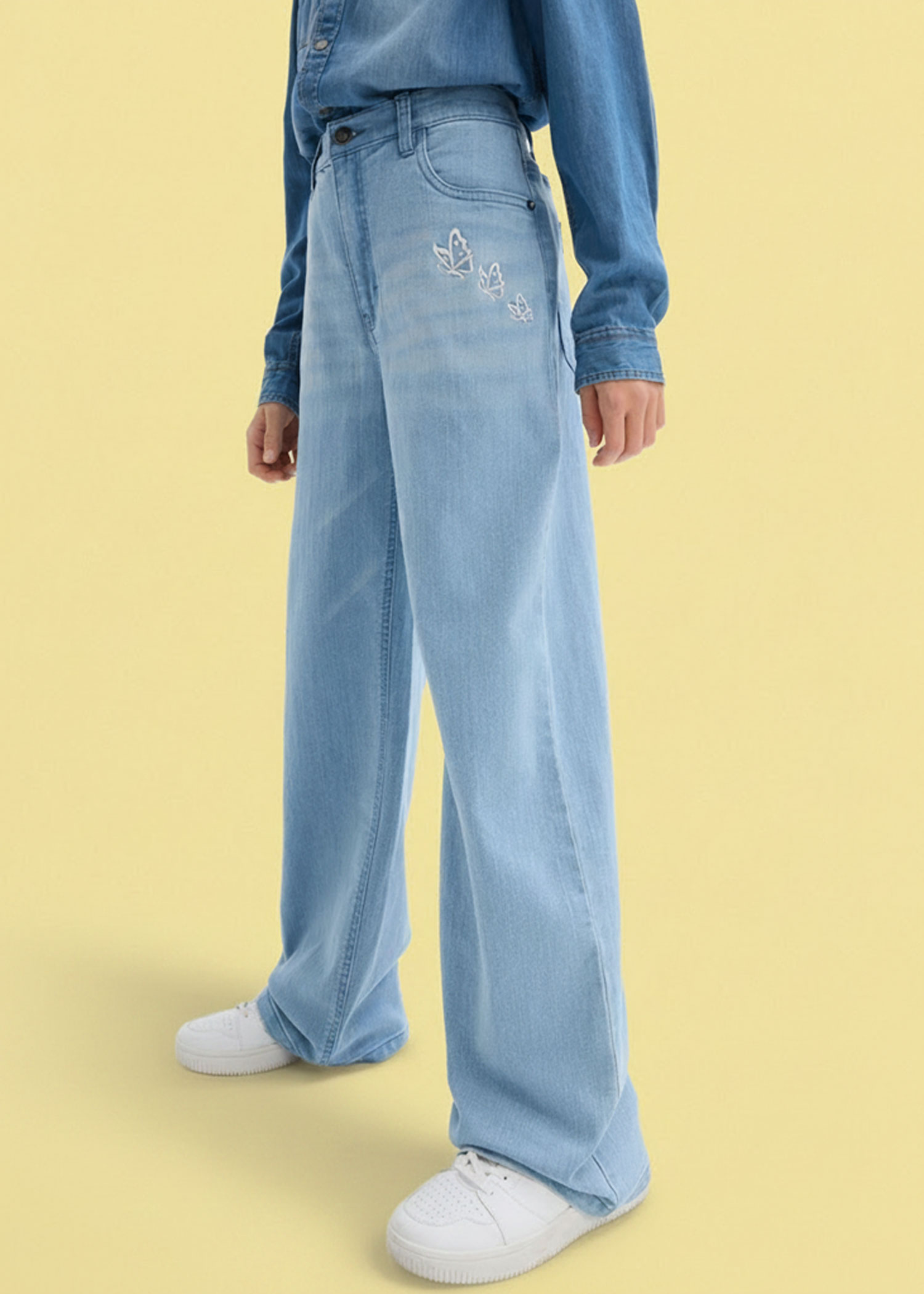 Helle weite Jeans in heller Waschung.