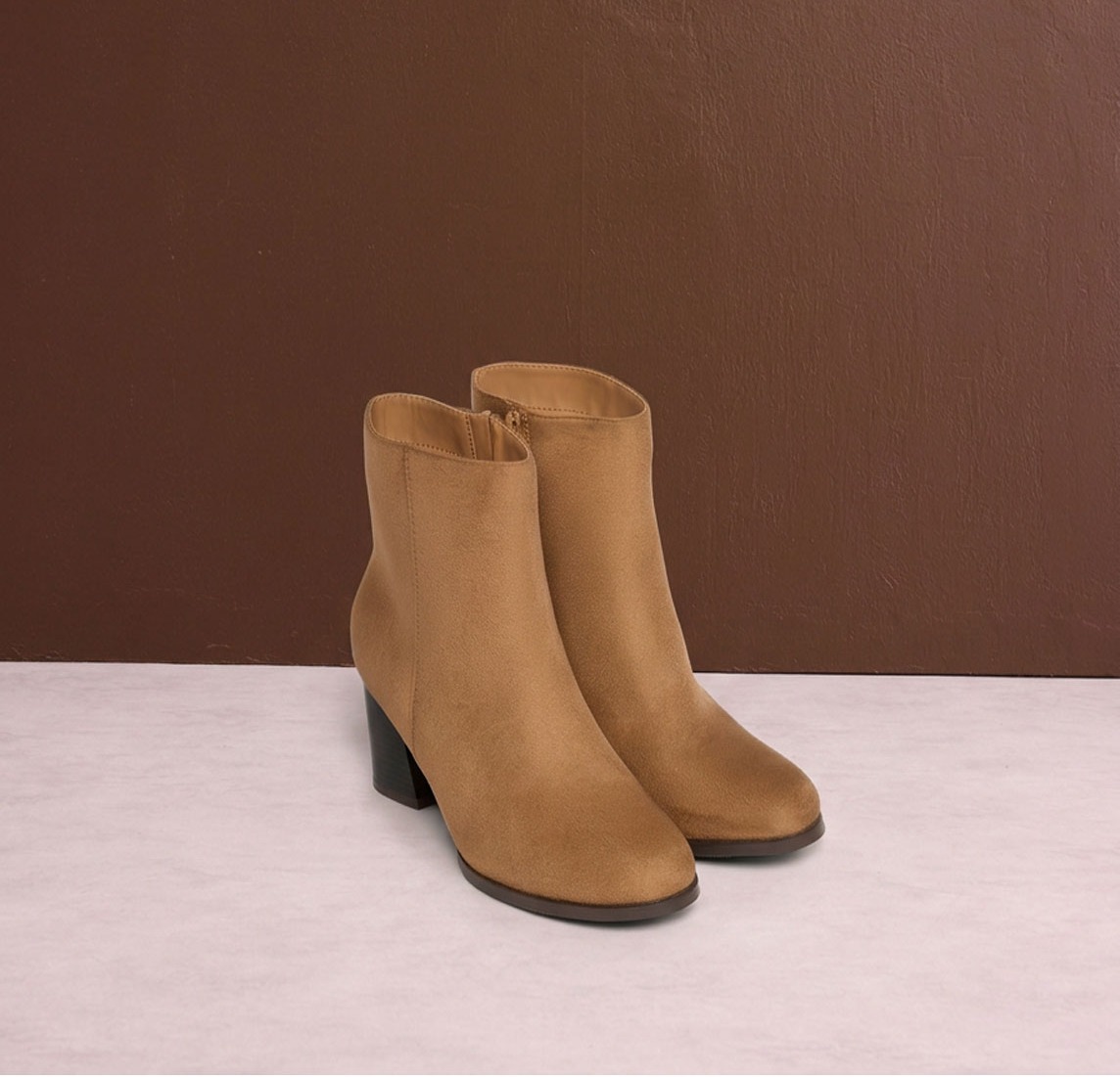 Braune Wildlederimitat-Stiefeletten mit Blockabsatz, ein vielseitiges Accessoire für den Herbst.